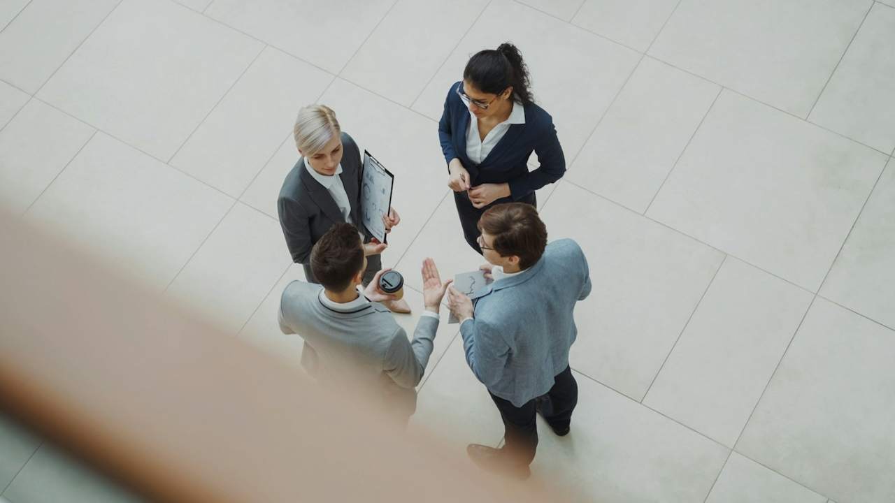 Persone al lavoro in ufficio
